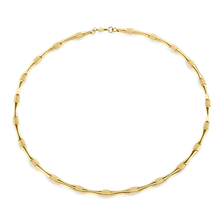 De Boccia Titanium Collier gp 08045-03 is een goudkleurige damesketting van Boccia met afwisselend gladde en hoekige schakels. Deze elegante ronde ketting heeft bovenaan een dubbele klapsluiting.