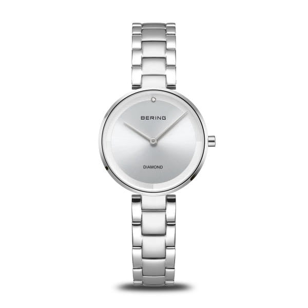 De Bering 17529-700 is een strakke zilverkleurige RVS dameshorloge met een ronde witte wijzerplaat, minimalistische uurmarkeringen, een zilveren metalen schakelband en de woorden BERING en DIAMOND op het horlogezicht.