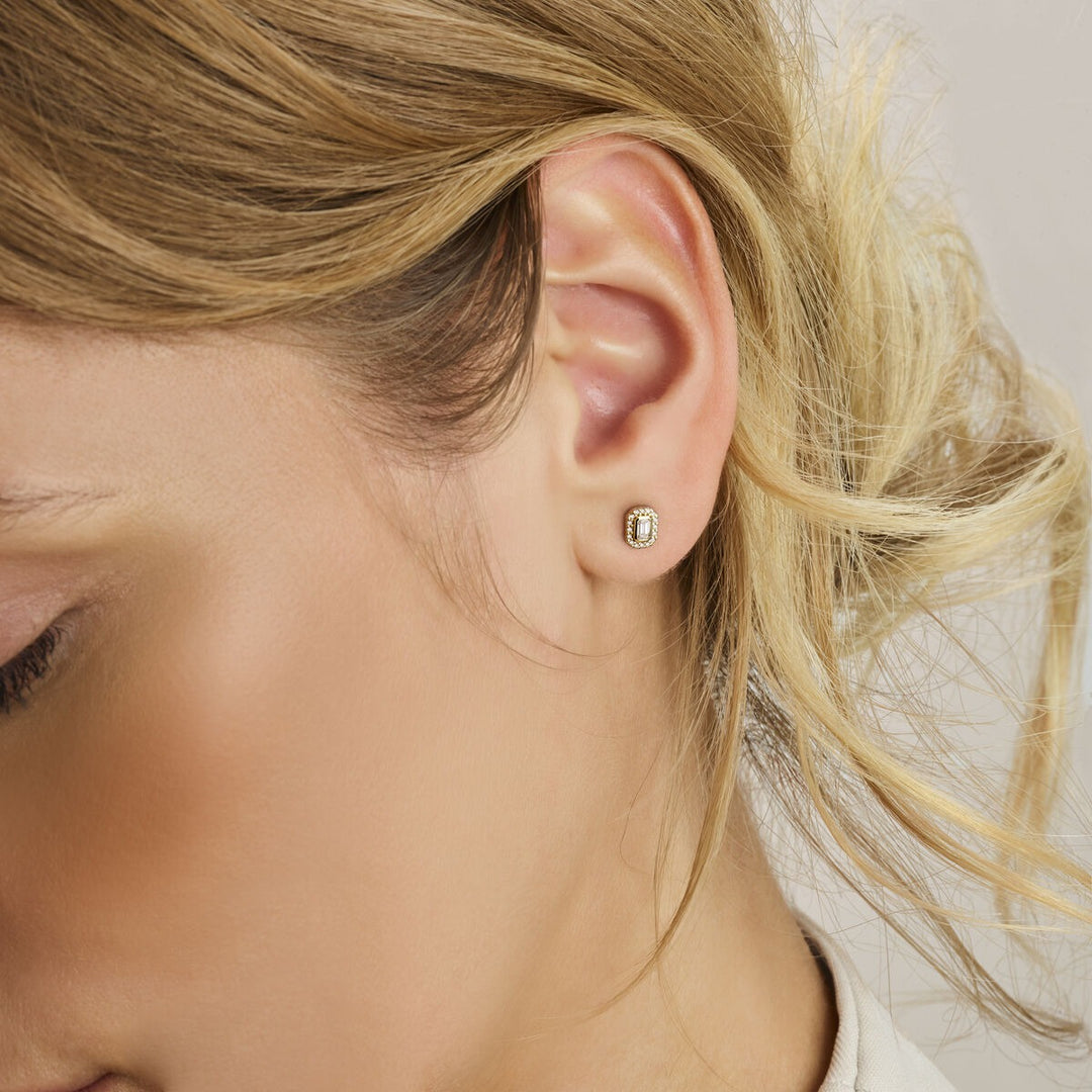 14k geelgouden oorknoppen met emerald geslepen diamant