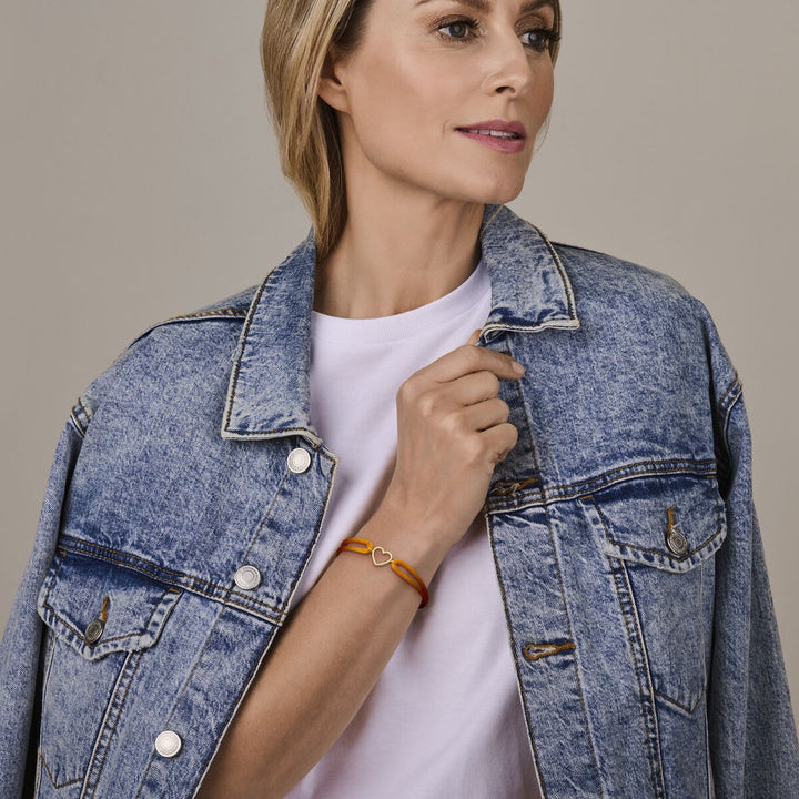 Oranje satijnen dames armband met 14k geelgouden hartje – Liefdevol detail met een speelse twist