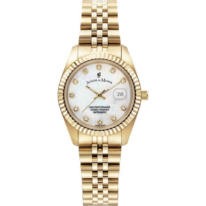 De Jacques Du Manoir Inspiration 31mm is een goudkleurige dameshorloge met metalen schakelband, witte wijzerplaat met diamant uurmarkeringen, datumaanduiding op 3 uur en het Jacques Du Manoir-logo.