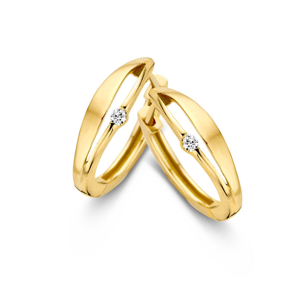 De Geelgouden Oorringen met Diamant - Subtiele Luxe 0,03 crt. van Excellent Jewelry hebben een modern ontwerp met een delicaat diamanten accent, elegant gepresenteerd tegen een witte achtergrond.
