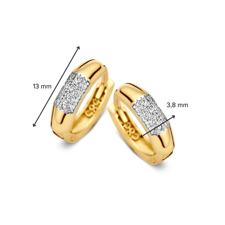 Strakke Geelgouden Oorringen met Zirkonia's in Pavézetting – Moderne Elegantie