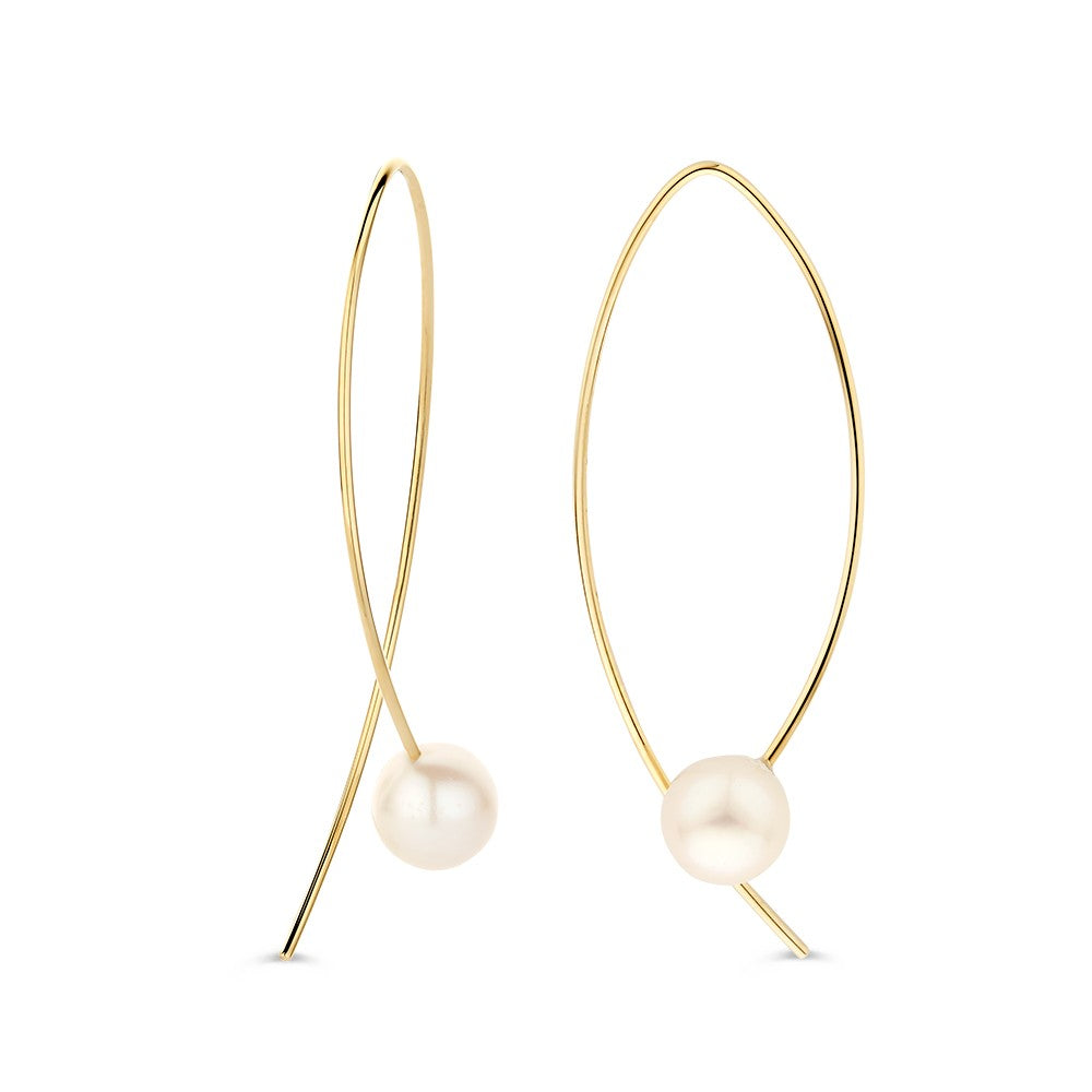 De Opvallende Geelgouden Oorbellen met Grote Parel 14 Karaat van Excellent Jewelry zijn moderne oorbellen in 14 karaat goud, met een dunne langwerpige lus en een enkele ronde witte parel voor een elegante, minimale look.