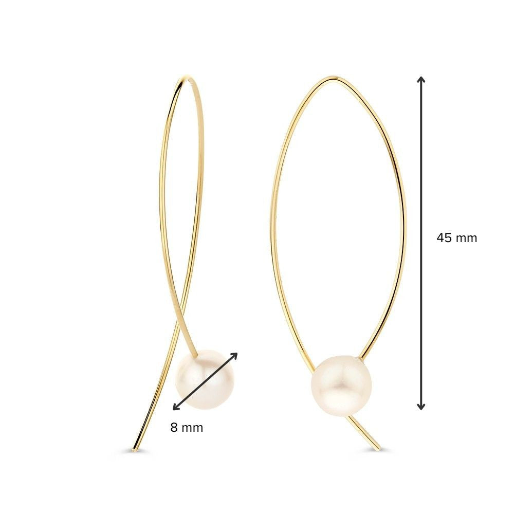 De Opvallende Geelgouden Oorbellen met Grote Parel 14 Karaat van Excellent Jewelry hebben een witte parel van 8 mm, zijn 45 mm lang en stralen klassieke elegantie uit. Eén oorbel is frontaal zichtbaar, de ander in zijaanzicht afgebeeld.
