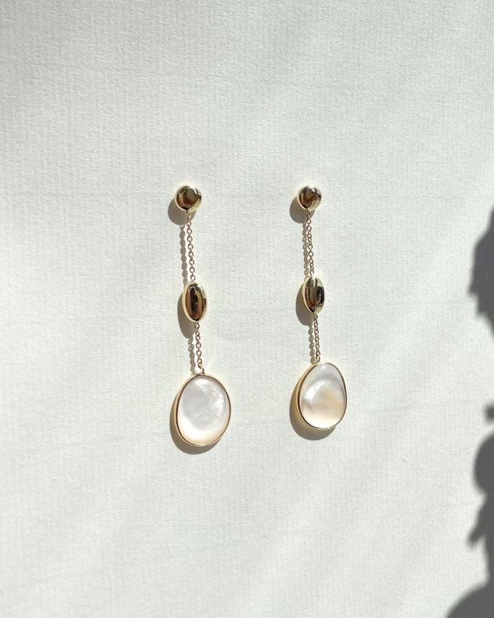 Lange Geelgouden Oorbellen met Parelmoer in Organische Vorm 14 Karaat