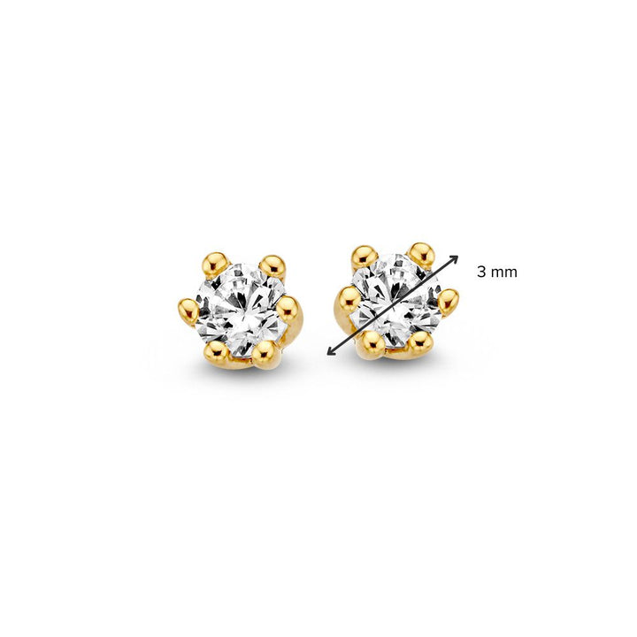 De Geelgouden Oorstekers met Zirkonia 14 Karaat van Excellent Jewelry zijn ronde, heldere oorbellen in geelgoud met chatonzetting (3 mm diameter), afgebeeld op een witte achtergrond.