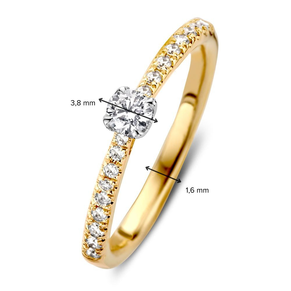 De Elegante bicolor solitair ring van Excellent Jewelry heeft een briljant geslepen diamant van 0.35 crt als centraal stuk, omlijst door kleinere diamanten op een 1,6 mm brede band. De ring wordt getoond op een witte achtergrond met maataanduidingen.