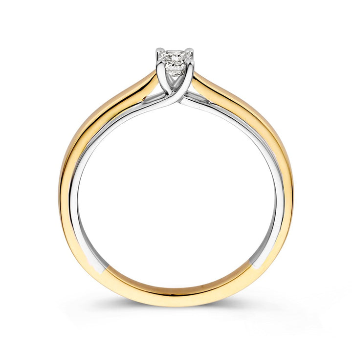 De 14k Bicolor Gold Solitaire Ring van Excellent Jewelry heeft een 0,22ct smaragdgeslepen diamant, van opzij gezien op een witte achtergrond.