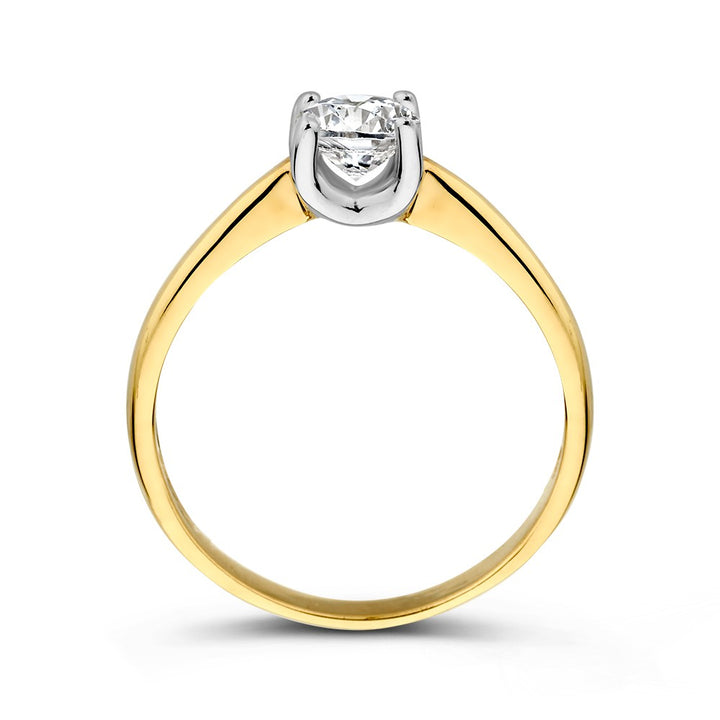 De Bicolor Wit- en Geelgouden Solitair Ring met Zirkonia van Excellent Jewelry is een 14 karaats damesring met een ronde witte zirkonia in witmetalen zetting, waarbij band en schitterende stenen van voren zichtbaar zijn.