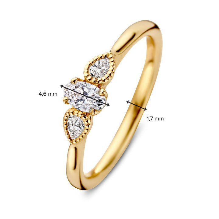 De Excellent Jewelry Vintage Driesteens ring heeft een ovale 0,35 ct H/SI-1 diamant en twee peergeslepen zijstenen in 14 karaat geelgoud met decoratieve randen; bovenbreedte 4,6 mm, bandbreedte 1,7 mm.