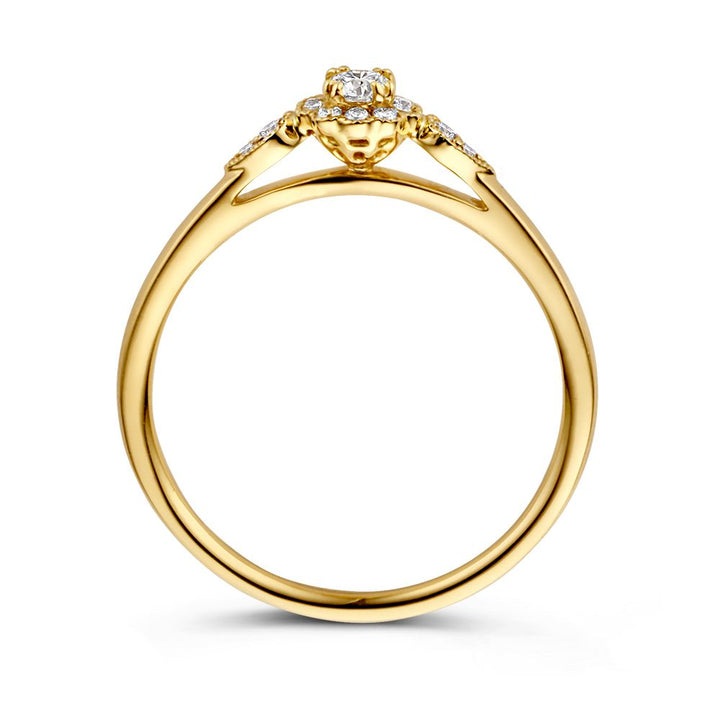 De Verfijnde Geelgouden Ring met Briljant Geslepen Middensteen 0.21 crt. van Excellent Jewelry heeft een elegante, dunne band en schitterende middensteen, geaccentueerd door kleinere diamanten die de verfijnde zetting benadrukken.