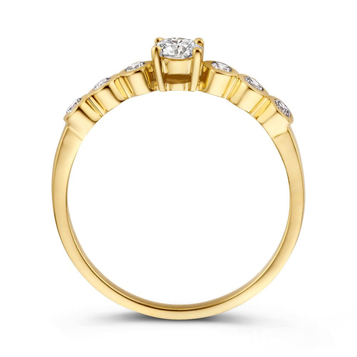 De Elegante Geelgouden Ring met Zirkonia's van Excellent Jewelry (14 karaat geelgoud) biedt subtiele schittering en is een stijlvolle aanvulling op elke dames sieraden collectie.