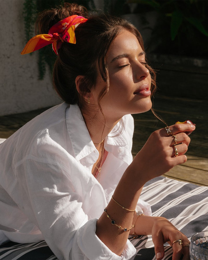 Opvallende Geelgouden Ring met Bloemontwerp en Zirkonia Eyecatcher – Elegantie in Detail