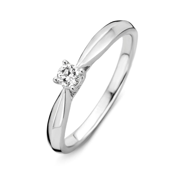 De Elegante 14 Karaat Witgouden Ring met Diamant van Excellent Jewelry, met briljant geslepen diamant in vierpoots zetting, straalt tijdloze elegantie uit op een witte achtergrond.