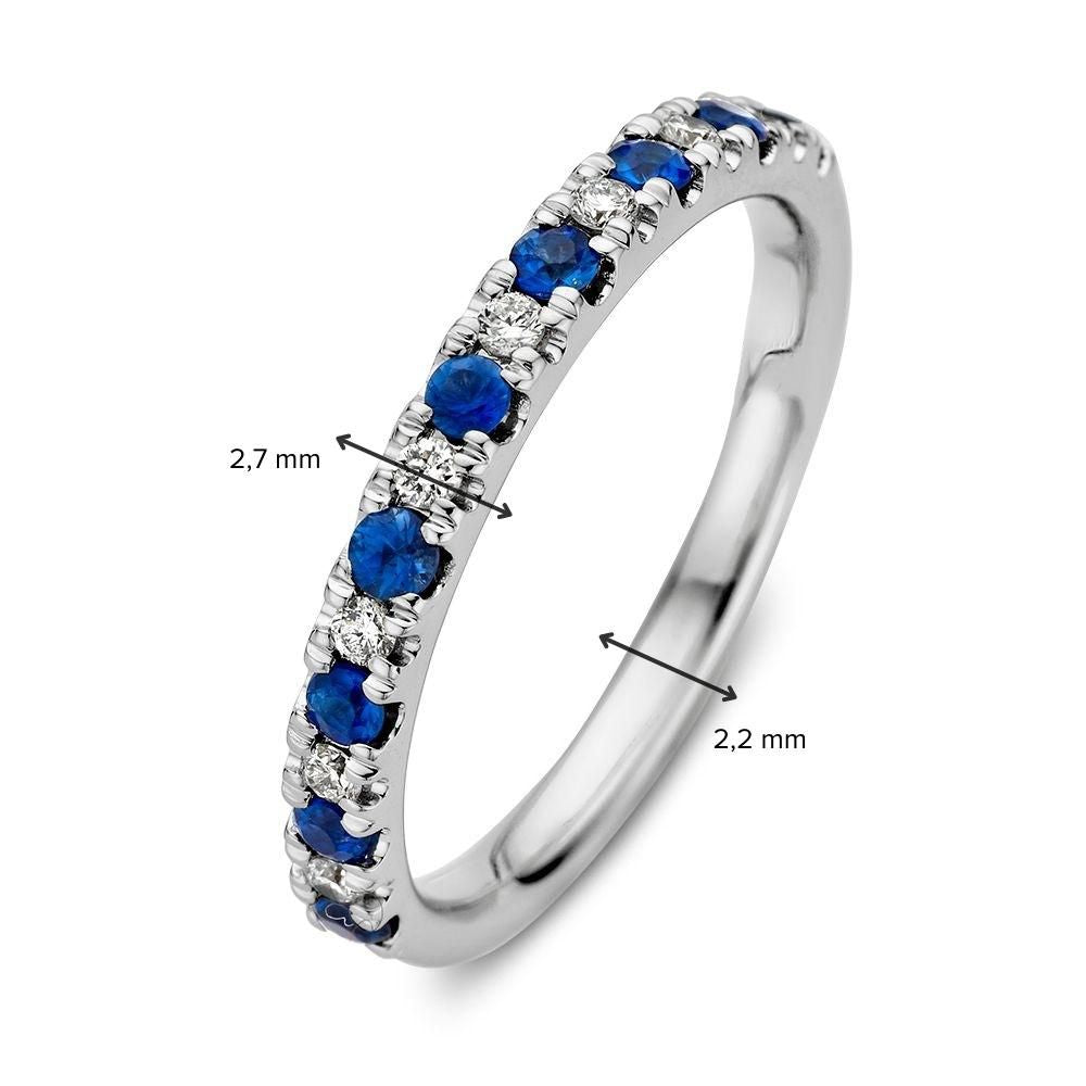De 14 karaat witgouden rijring van Excellent Jewelry heeft afwisselend blauwe saffier en in totaal 0,14 ct diamanten, is 2,7 mm breed en 2,2 mm dik en wordt getoond op een witte achtergrond.