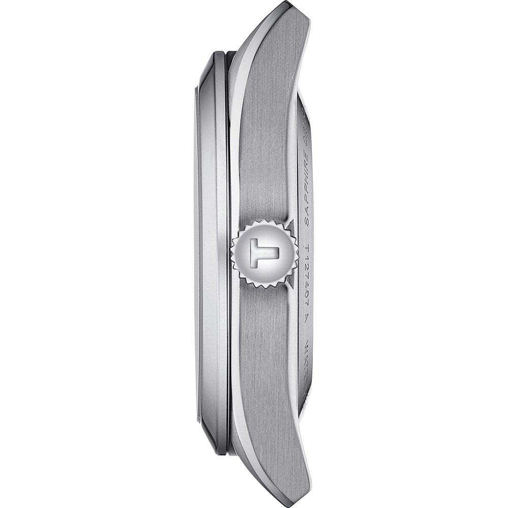 Zijaanzicht van de Tissot Gentleman Powermatic 80 Open Heart kast, met een T-logo kroon en geborstelde metalen afwerking. Het slanke profiel en de gebogen uitsteeksels weerspiegelen een modern ontwerp met Zwitsers automatisch uurwerk binnenin.