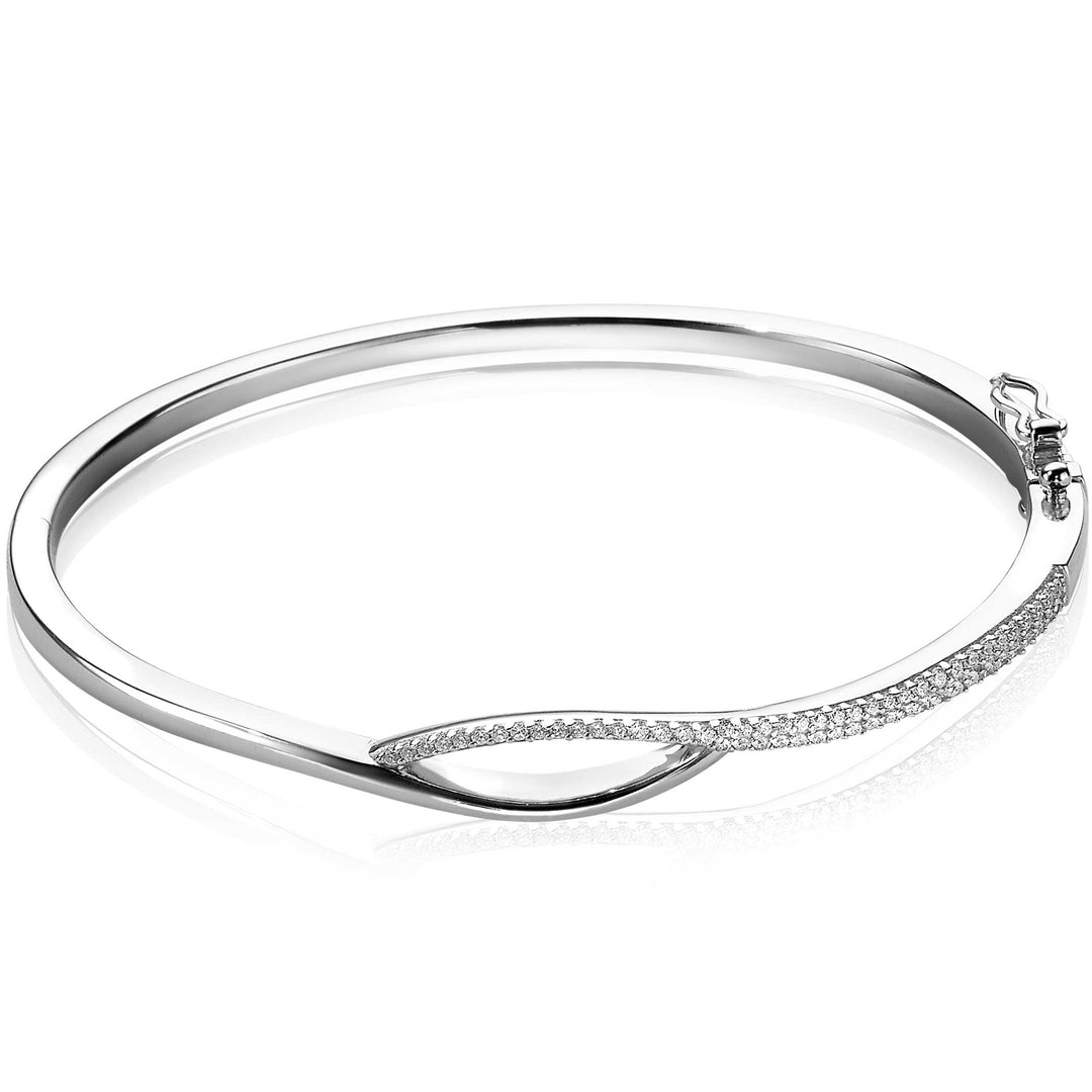 De Zinzi Armband Zilver Zia1971 is een zilveren armband met een strak, gekruist, gedraaid ontwerp met kleine witte zirkoniakristallen aan één kant. Het heeft een scharniersluiting en een gepolijste afwerking, wat elke outfit een elegante touch geeft.