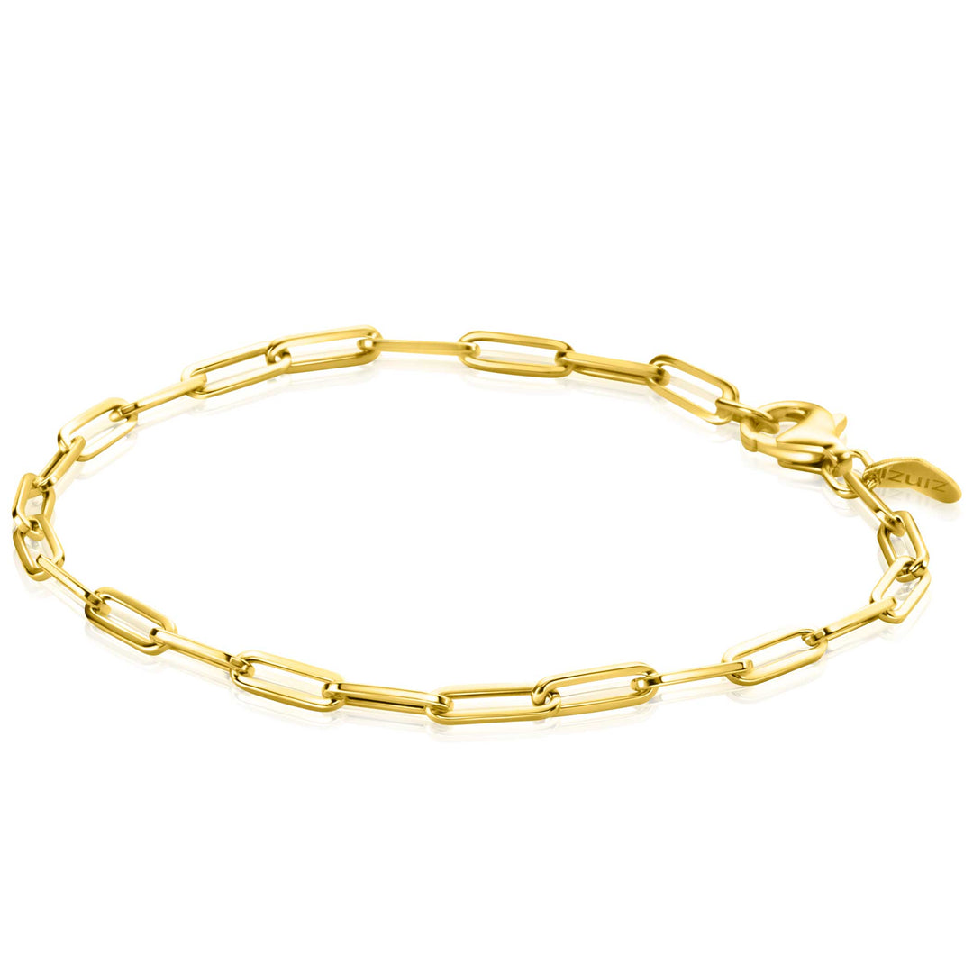 Introductie van de Zinzi Armband Goud Zga346: een delicate gouden armband met langwerpige paperclipschakels, met een kleine ronde bedel gegraveerd met tekst. Elegant gepresenteerd tegen een effen witte achtergrond, voegt dit stuk personalisatie en stijl toe.