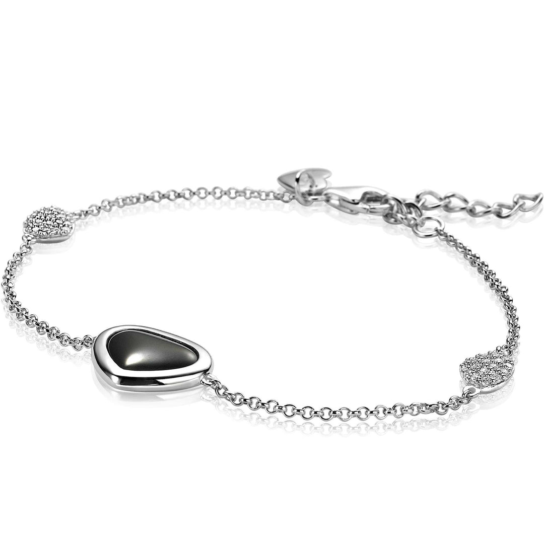 De Zinzi Armband Zilver Zia1759 heeft een elegante zilveren ketting met een zwarte traanvormige edelsteen in zilver en getextureerde harten. Het heeft een verstelbare sluiting met een hartbedel, die klassieke elegantie en modern design combineert.