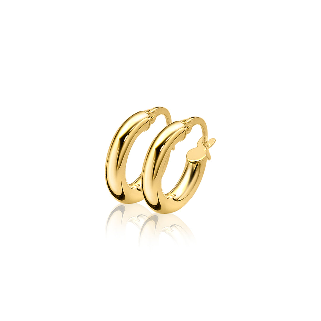 Zinzi Oorbellen Goud Zgo129 hebben een gladde gepolijste afwerking, die de kenmerkende stijl van Zinzi belichaamt. Deze klassieke oorbellen worden gepresenteerd tegen een effen witte achtergrond, wat hun tijdloze elegantie benadrukt.
