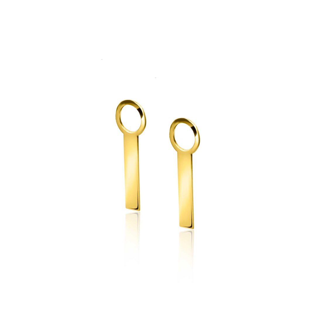Zinzis Zinzi Oorbellen Goud Zgch479 bestaat uit twee minimalistische gouden oorbellen met een kleine ronde top die verbonden is met een lange rechthoekige druppel. Deze glanzende gouden oorbedels zijn reflecterend tegen de effen witte achtergrond.