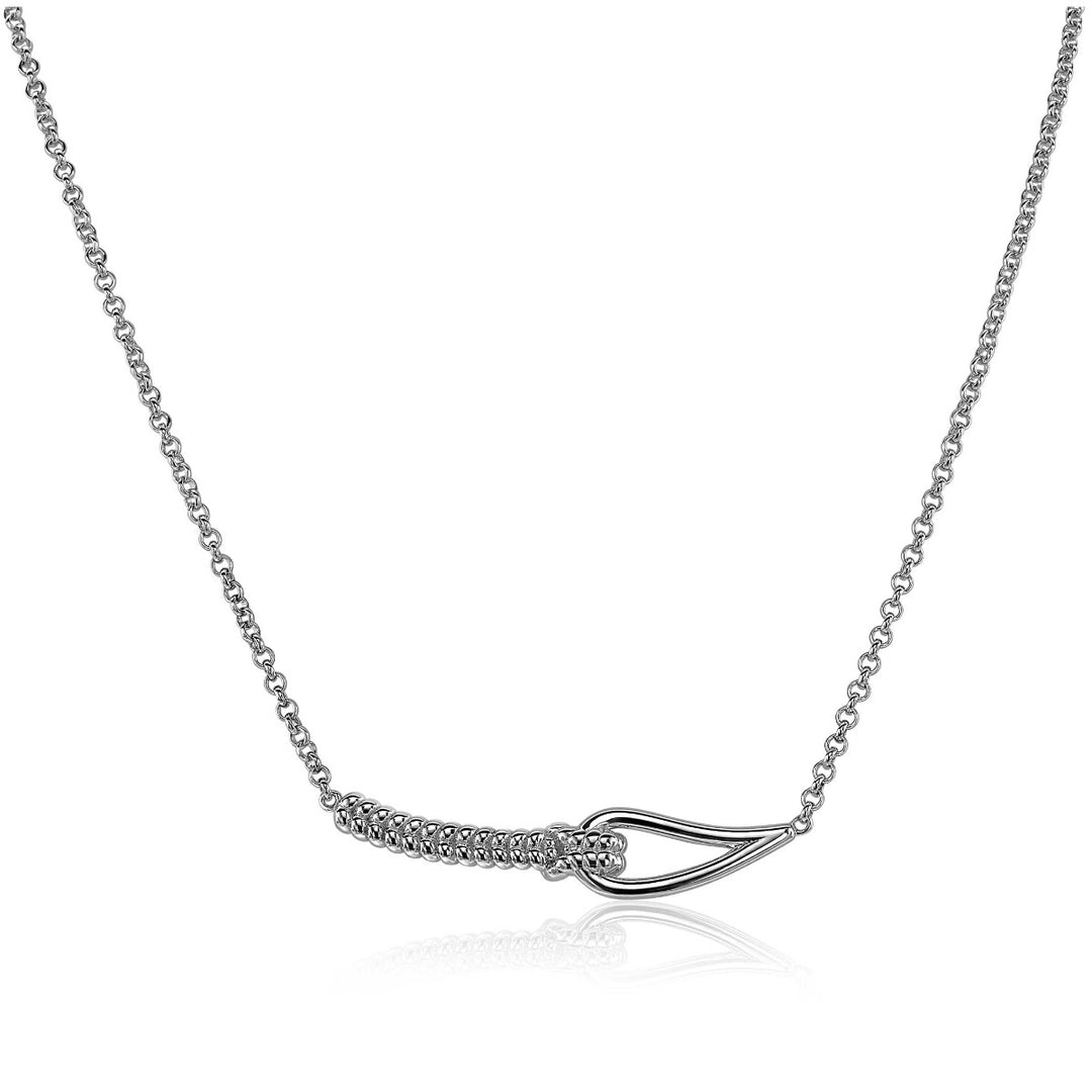 Ontdek de Zinzi Ketting Zilver Mvc9, een zilveren ketting met een delicate ketting en een abstracte hanger die lijkt op een gedraaide knoop met een langwerpige lus. Dit ontwerp van Zinzi belichaamt eenvoud en elegantie en benadrukt perfect de minimalistische esthetiek van het stuk.
